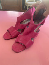 Load image into Gallery viewer, Pre-Loved Pumps By Robert Robert Size AU10
