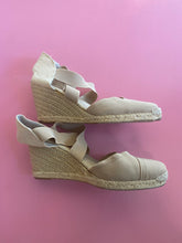 Load image into Gallery viewer, Pre-Loved Adrienne Vittadini Wedge Size 11
