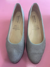 Load image into Gallery viewer, PL Hassia Pumps Silver Size AU11.5
