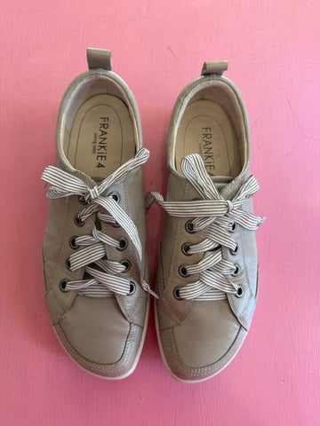 Pre-Loved Frankie4 Ellie IV