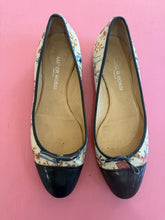 Load image into Gallery viewer, Pre-Loved Amber Rossi Floral Flat
