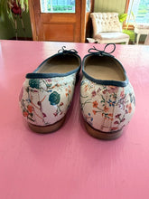 Load image into Gallery viewer, Pre-Loved Amber Rossi Floral Flat

