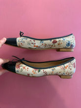 Load image into Gallery viewer, Pre-Loved Amber Rossi Floral Flat
