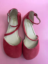 Load image into Gallery viewer, Pre-Loved Tipsietoes red sandals
