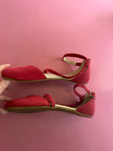 Load image into Gallery viewer, Pre-Loved Tipsietoes red sandals
