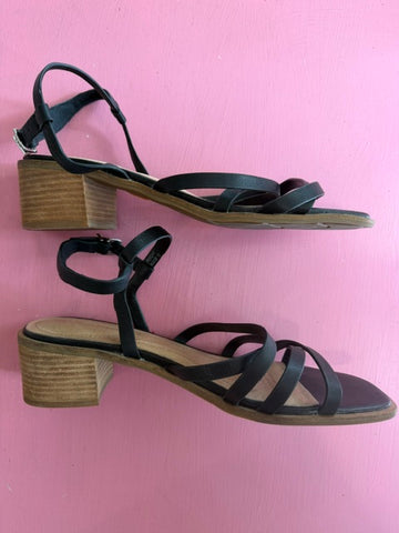 Pre-Loved Hush Puppies Peechy