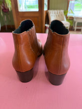 Load image into Gallery viewer, Pre-Loved Tod's Block Heel Ankle Boot
