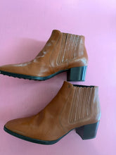 Load image into Gallery viewer, Pre-Loved Tod's Block Heel Ankle Boot
