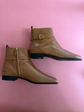 Load image into Gallery viewer, Pre-Loved Tod's Gomma Flat Ankle Boot
