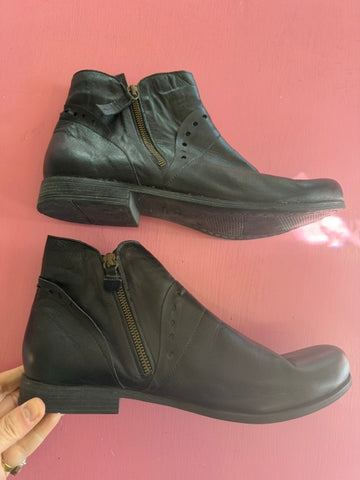Pre-Loved Miss M Black Twin Zip boot