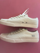 Load image into Gallery viewer, Pre-Loved Simple white sneakers
