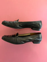 Load image into Gallery viewer, Pre-Loved Salvatore Ferragamo Low Black Courts with gold name plate
