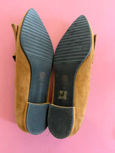 Load image into Gallery viewer, Pre-Loved Nuova Linea Tan Suede Courts
