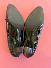 Load image into Gallery viewer, Pre-Loved Nuova Linea Black Patent Courts
