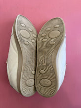 Load image into Gallery viewer, Pre-Loved Hush Puppies Montana
