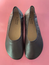 Load image into Gallery viewer, Pre-Loved Svony Barefoot Size 43

