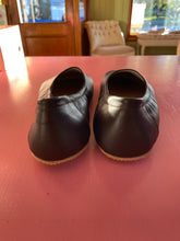 Load image into Gallery viewer, Pre-Loved Svony Barefoot Size 43
