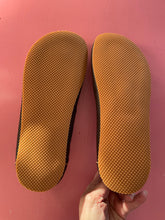 Load image into Gallery viewer, Pre-Loved Svony Barefoot Size 43
