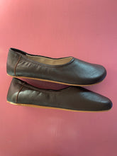 Load image into Gallery viewer, Pre-Loved Svony Barefoot Size 43
