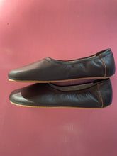 Load image into Gallery viewer, Pre-Loved Svony Barefoot Size 43
