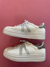 Load image into Gallery viewer, Pre-Loved Alfie &amp; Evie Island Size 42

