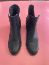 Load image into Gallery viewer, Pre-Loved D&amp;J Shiannely Size 44
