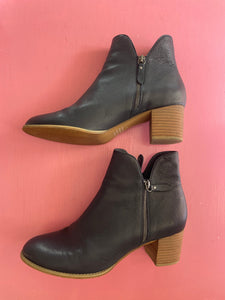 Pre-Loved D&J Shiannely Size 44