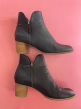 Load image into Gallery viewer, Pre-Loved D&amp;J Shiannely Size 44
