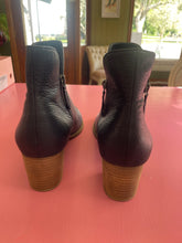 Load image into Gallery viewer, Pre-Loved D&amp;J Shiannely Size 44
