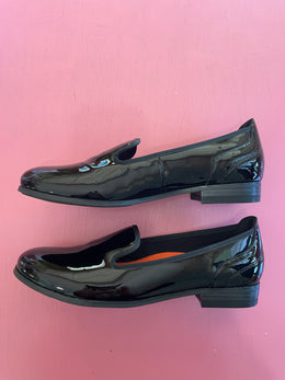 Pre-Loved Hush Puppies The Albert Black Patent Size AU12