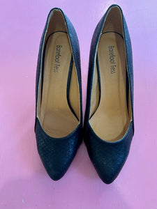 Pre-Loved Barefoot Tess Navy Courts Size 43