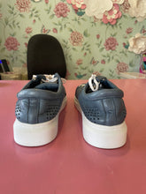 Load image into Gallery viewer, Pre-Loved Rilassare Timor Fresh Size 42/AU10
