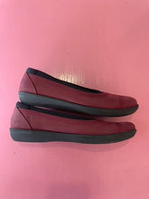 Load image into Gallery viewer, Pre-Loved Clarks CloudSteppers
